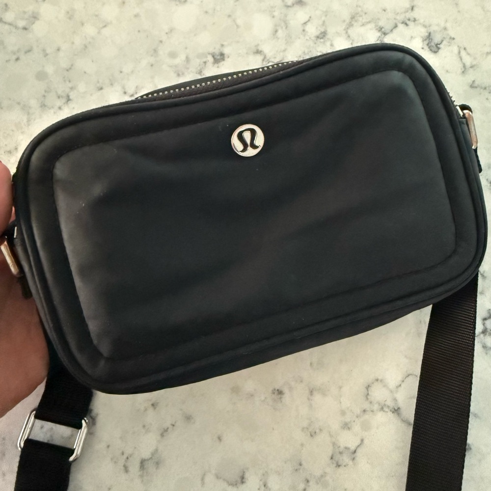 lululemon athletica Black Everywhere Crossbody Bag 2L Metal Hardware